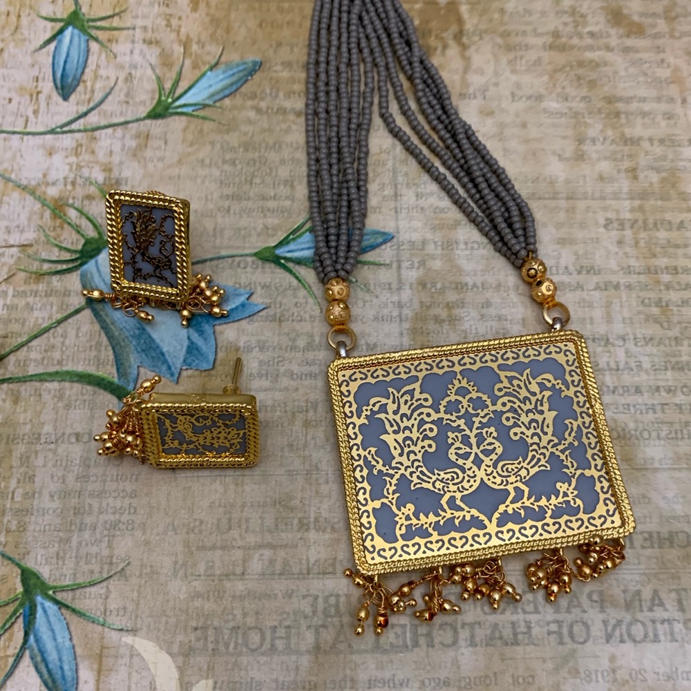 Grey Thewa Necklace Set
